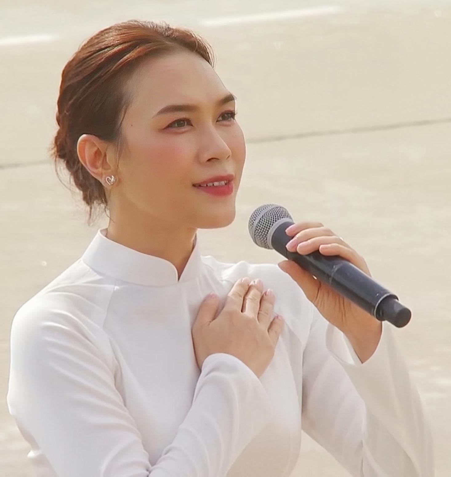 Áo dài trắng, tóc nâu bối lỏng và bàn tay đặt lên ngực, bức ảnh này của Mỹ Tâm đã viral suốt thời điểm Đại lễ A80 vừa diễn ra