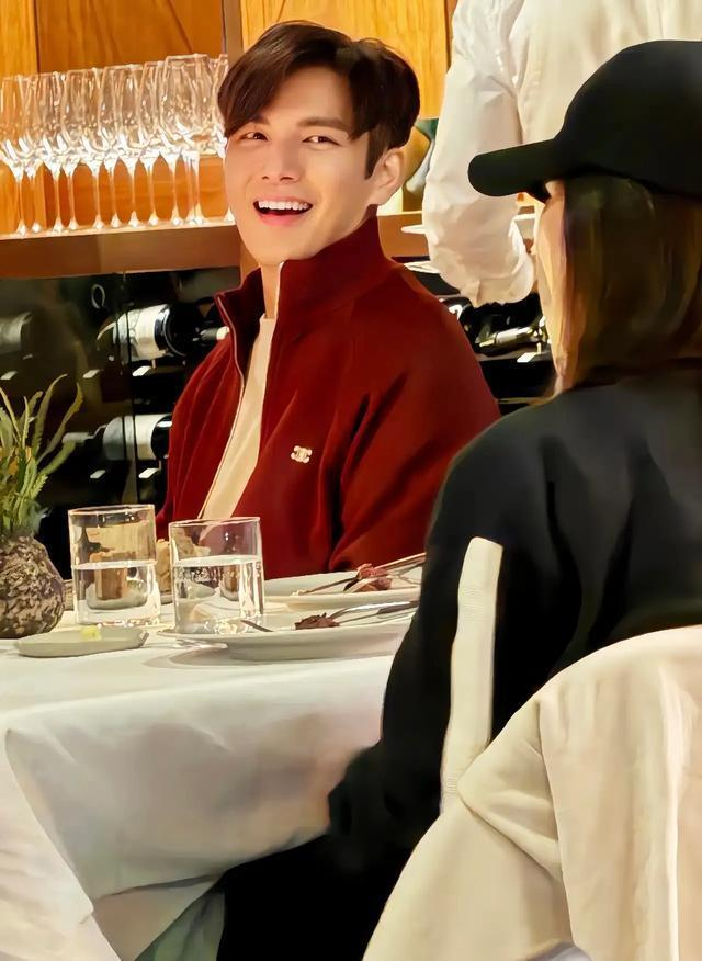 Chung Hán Lương và bà xã đi ăn tại ở Sydney, Australia. Ảnh: 163.
