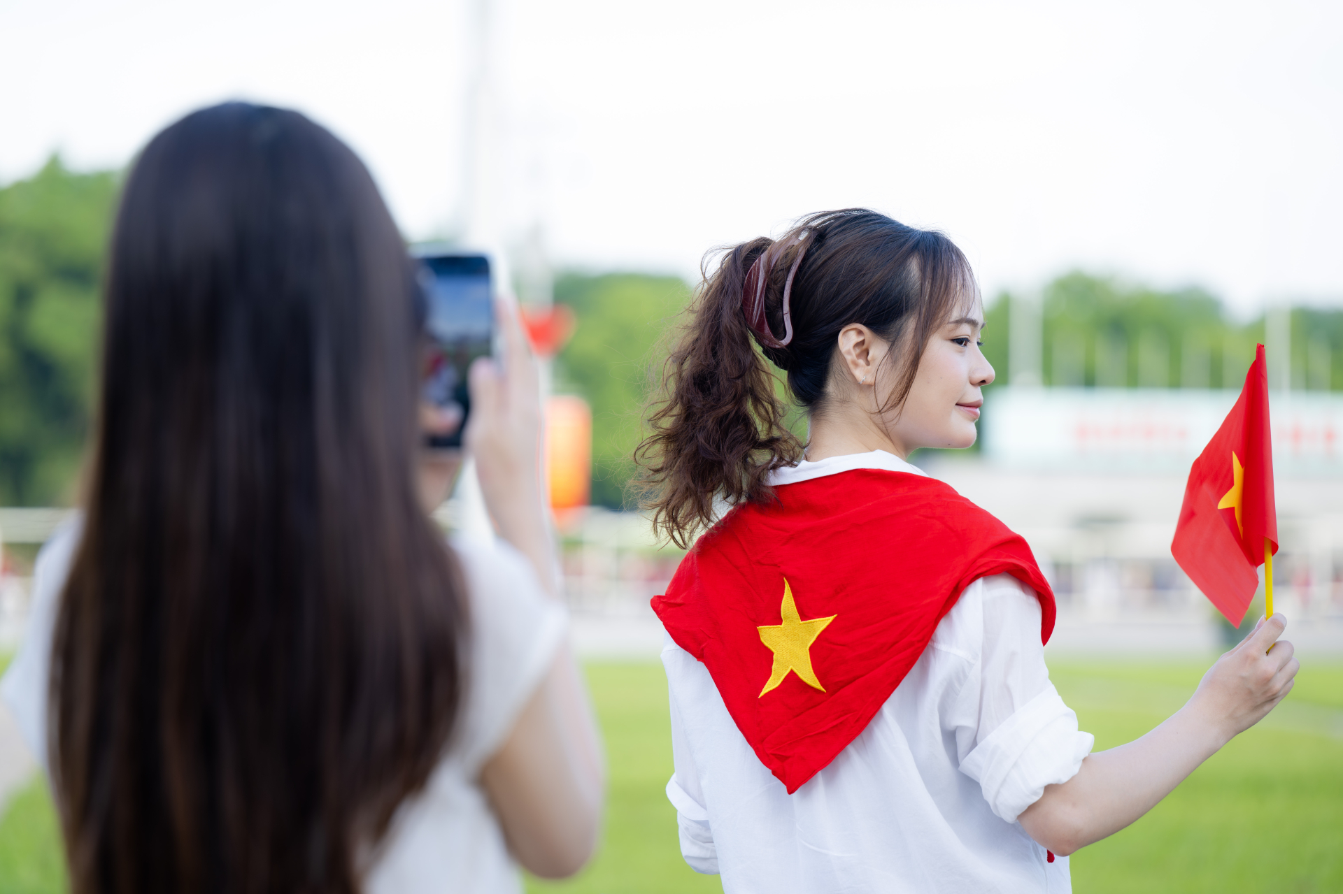 Hà Nội ngày Quốc khánh: Giới trẻ xếp hàng ngay ngắn vào Di tích Nhà tù Hỏa Lò, khoe áo dài duyên dáng bên Lăng Bác