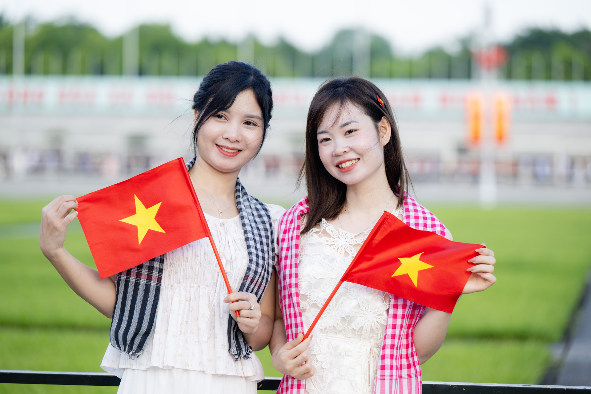 Hà Nội ngày Quốc khánh: Giới trẻ xếp hàng ngay ngắn vào Di tích Nhà tù Hỏa Lò, khoe áo dài duyên dáng bên Lăng Bác
