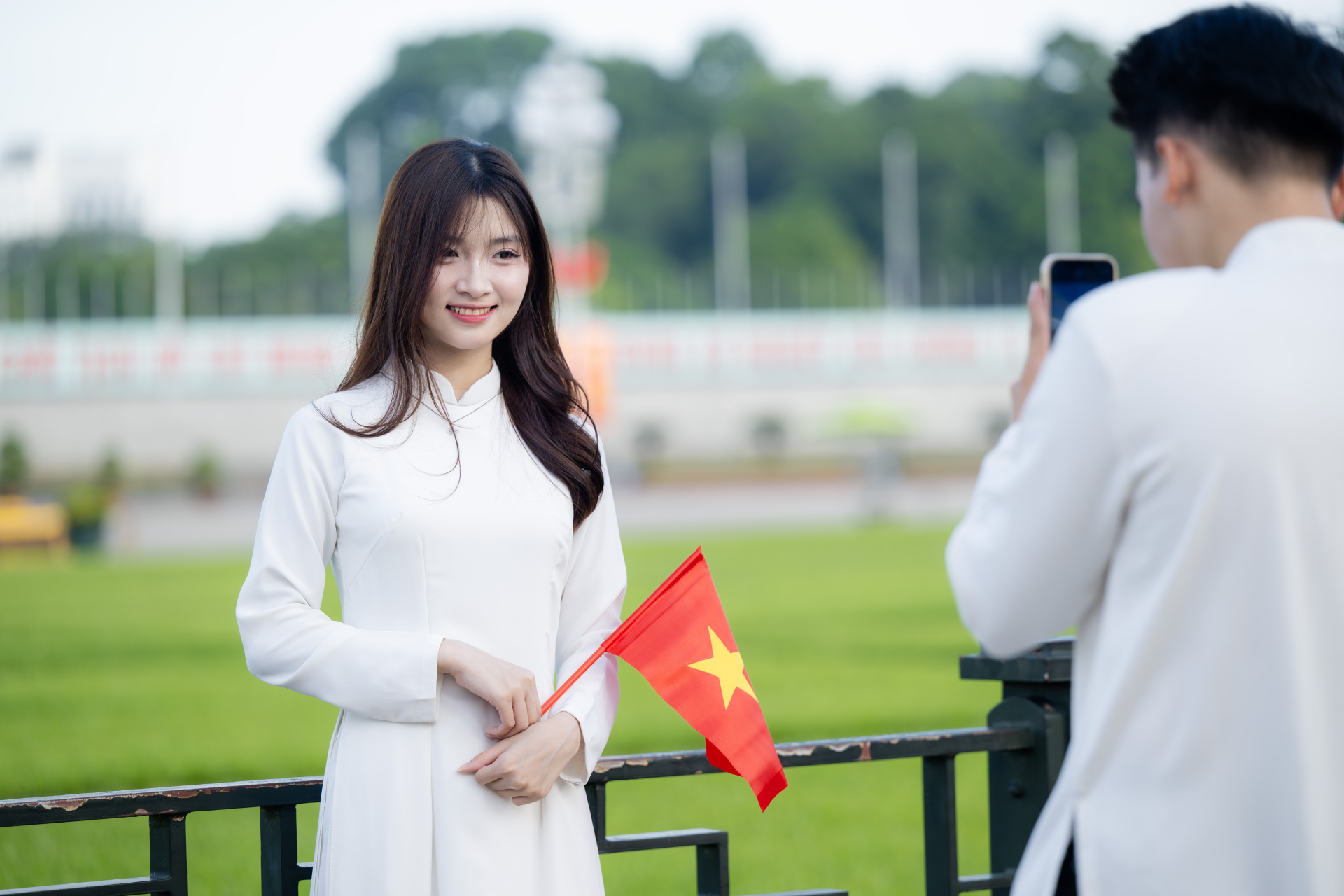 Hà Nội ngày Quốc khánh: Giới trẻ xếp hàng ngay ngắn vào Di tích Nhà tù Hỏa Lò, khoe áo dài duyên dáng bên Lăng Bác