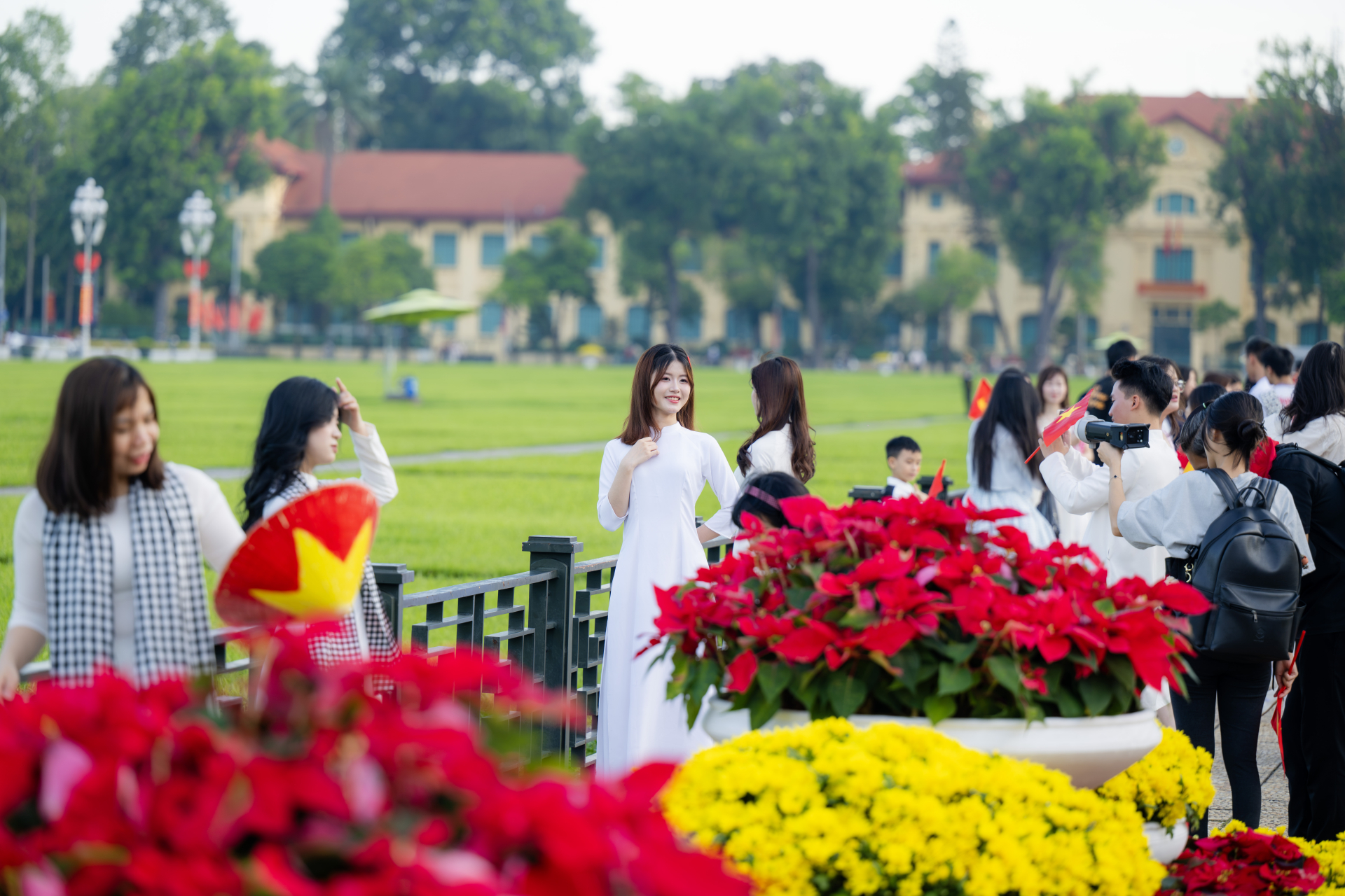 Hà Nội ngày Quốc khánh: Giới trẻ xếp hàng ngay ngắn vào Di tích Nhà tù Hỏa Lò, khoe áo dài duyên dáng bên Lăng Bác