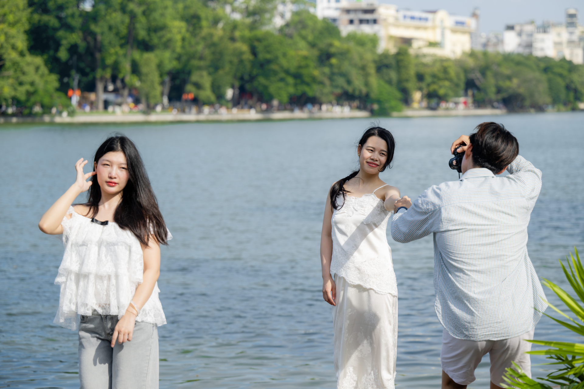 Hà Nội ngày Quốc khánh: Giới trẻ xếp hàng ngay ngắn vào Di tích Nhà tù Hỏa Lò, khoe áo dài duyên dáng bên Lăng Bác