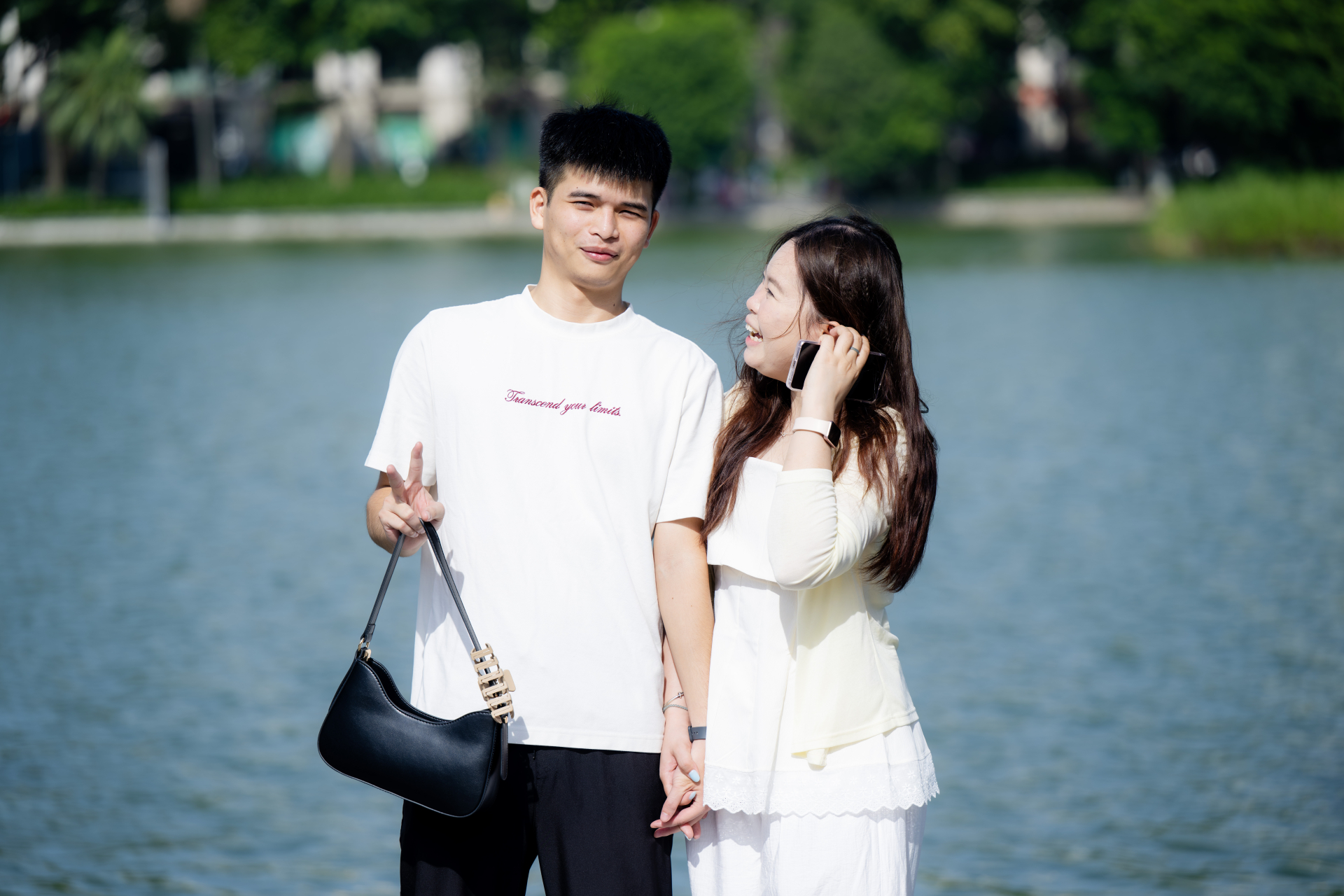 Hà Nội ngày Quốc khánh: Giới trẻ xếp hàng ngay ngắn vào Di tích Nhà tù Hỏa Lò, khoe áo dài duyên dáng bên Lăng Bác