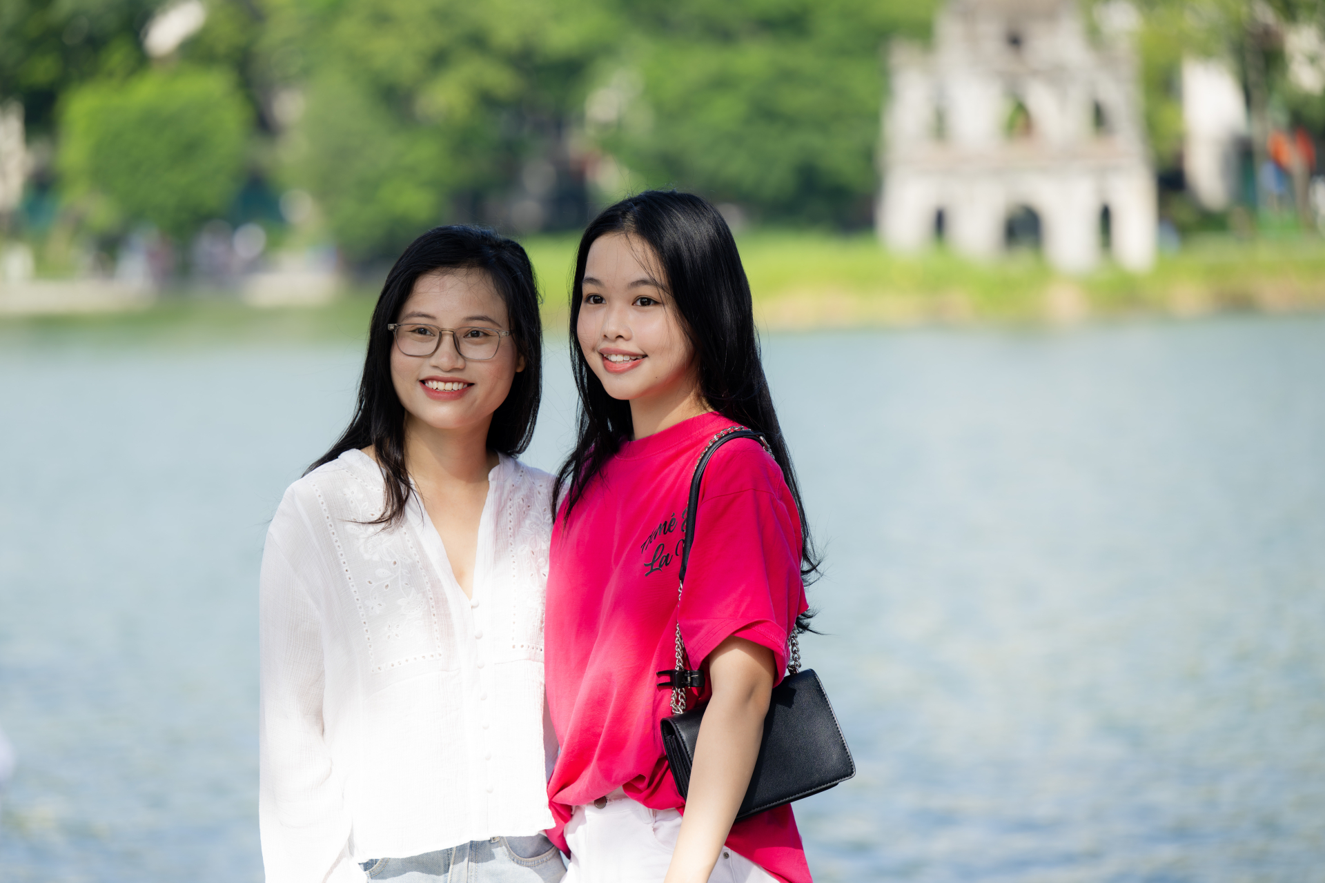 Hà Nội ngày Quốc khánh: Giới trẻ xếp hàng ngay ngắn vào Di tích Nhà tù Hỏa Lò, khoe áo dài duyên dáng bên Lăng Bác