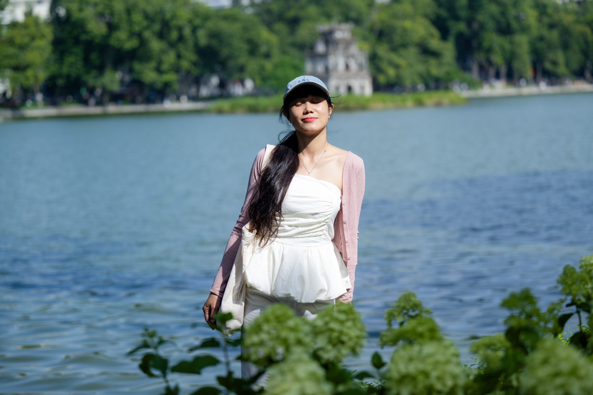 Hà Nội ngày Quốc khánh: Giới trẻ xếp hàng ngay ngắn vào Di tích Nhà tù Hỏa Lò, khoe áo dài duyên dáng bên Lăng Bác