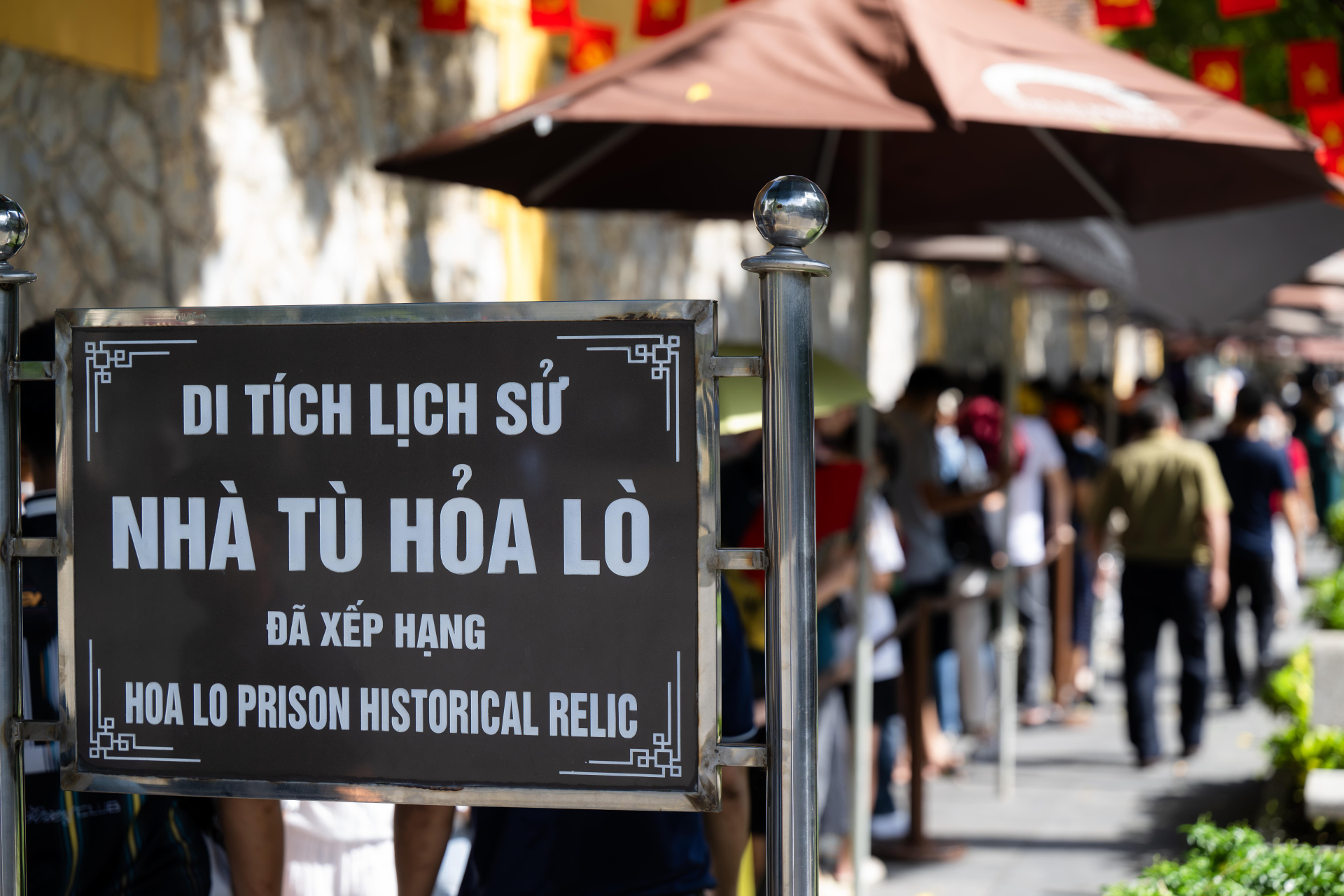 Hà Nội ngày Quốc khánh: Giới trẻ xếp hàng ngay ngắn vào Di tích Nhà tù Hỏa Lò, khoe áo dài duyên dáng bên Lăng Bác