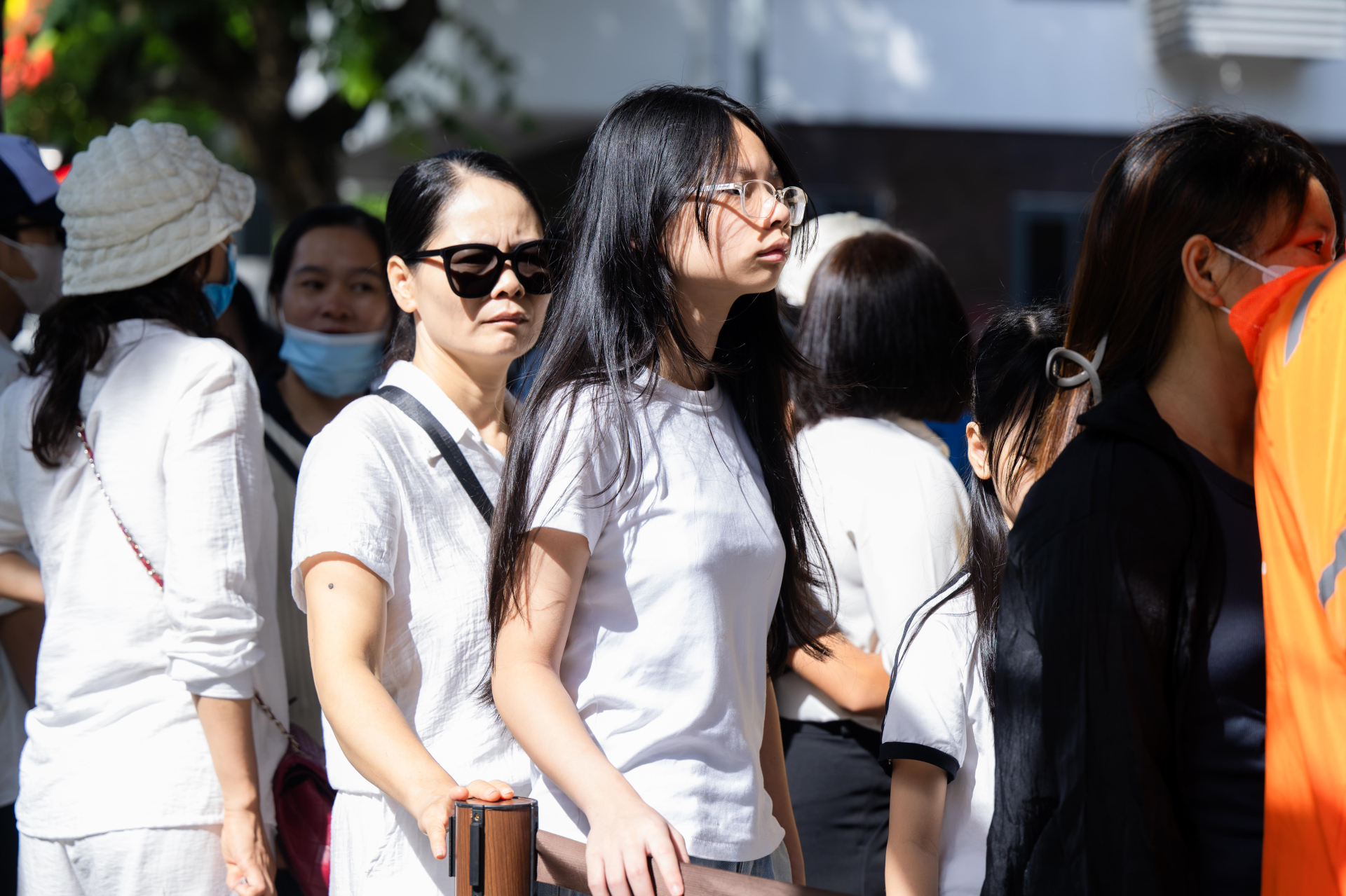 Hà Nội ngày Quốc khánh: Giới trẻ xếp hàng ngay ngắn vào Di tích Nhà tù Hỏa Lò, khoe áo dài duyên dáng bên Lăng Bác