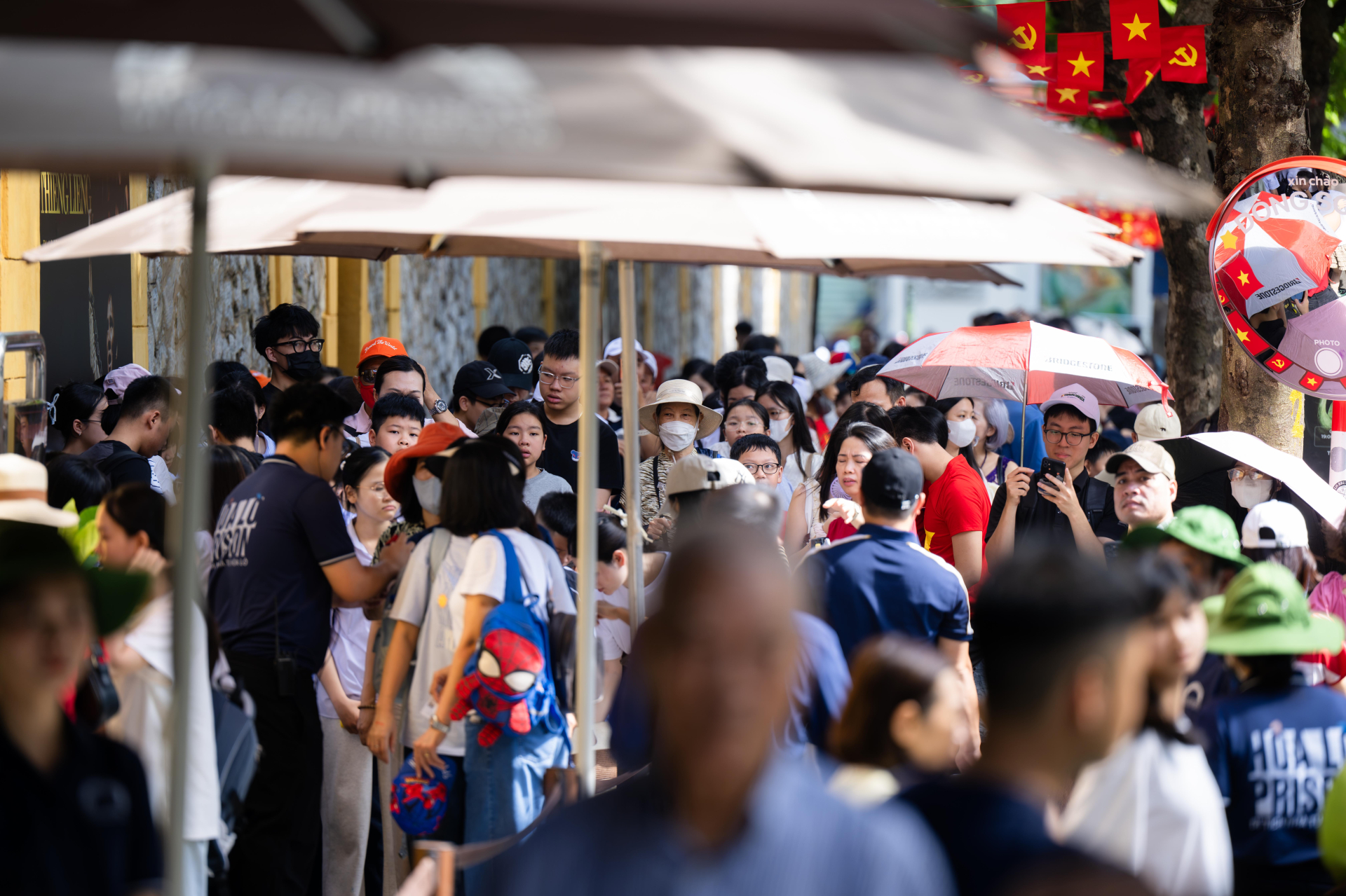 Hà Nội ngày Quốc khánh: Giới trẻ xếp hàng ngay ngắn vào Di tích Nhà tù Hỏa Lò, khoe áo dài duyên dáng bên Lăng Bác