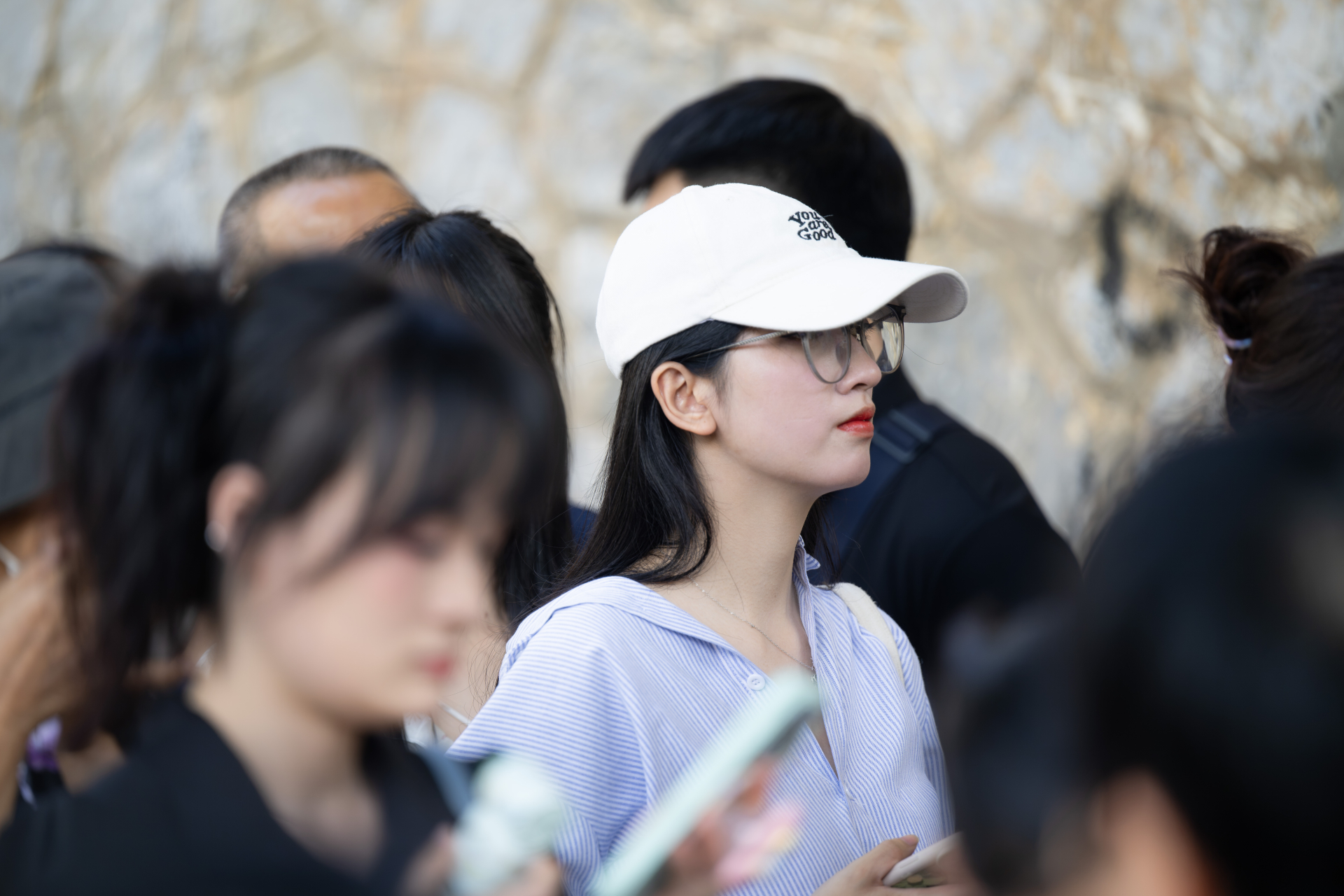 Hà Nội ngày Quốc khánh: Giới trẻ xếp hàng ngay ngắn vào Di tích Nhà tù Hỏa Lò, khoe áo dài duyên dáng bên Lăng Bác