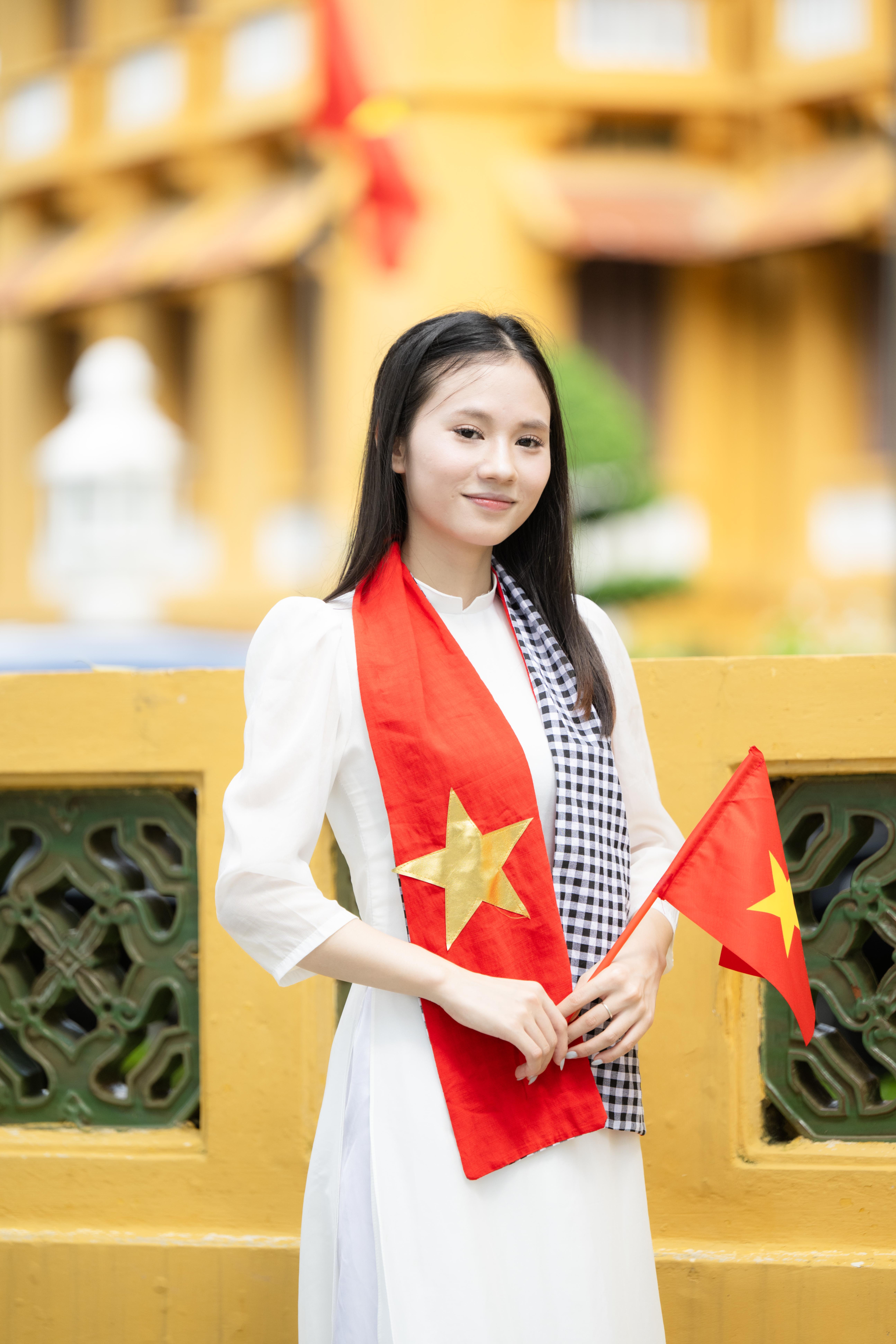 Hà Nội ngày Quốc khánh: Giới trẻ xếp hàng ngay ngắn vào Di tích Nhà tù Hỏa Lò, khoe áo dài duyên dáng bên Lăng Bác