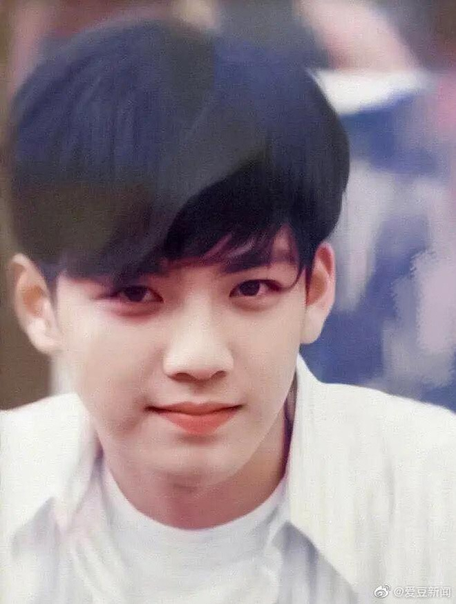 Visual điển trai, thư sinh đến mức “búng ra sữa” của Chung Hán Lương, khiến anh chẳng khác nào soái ca bước ra từ những trang truyện ngôn tình thanh xuân. Ảnh: Sina.