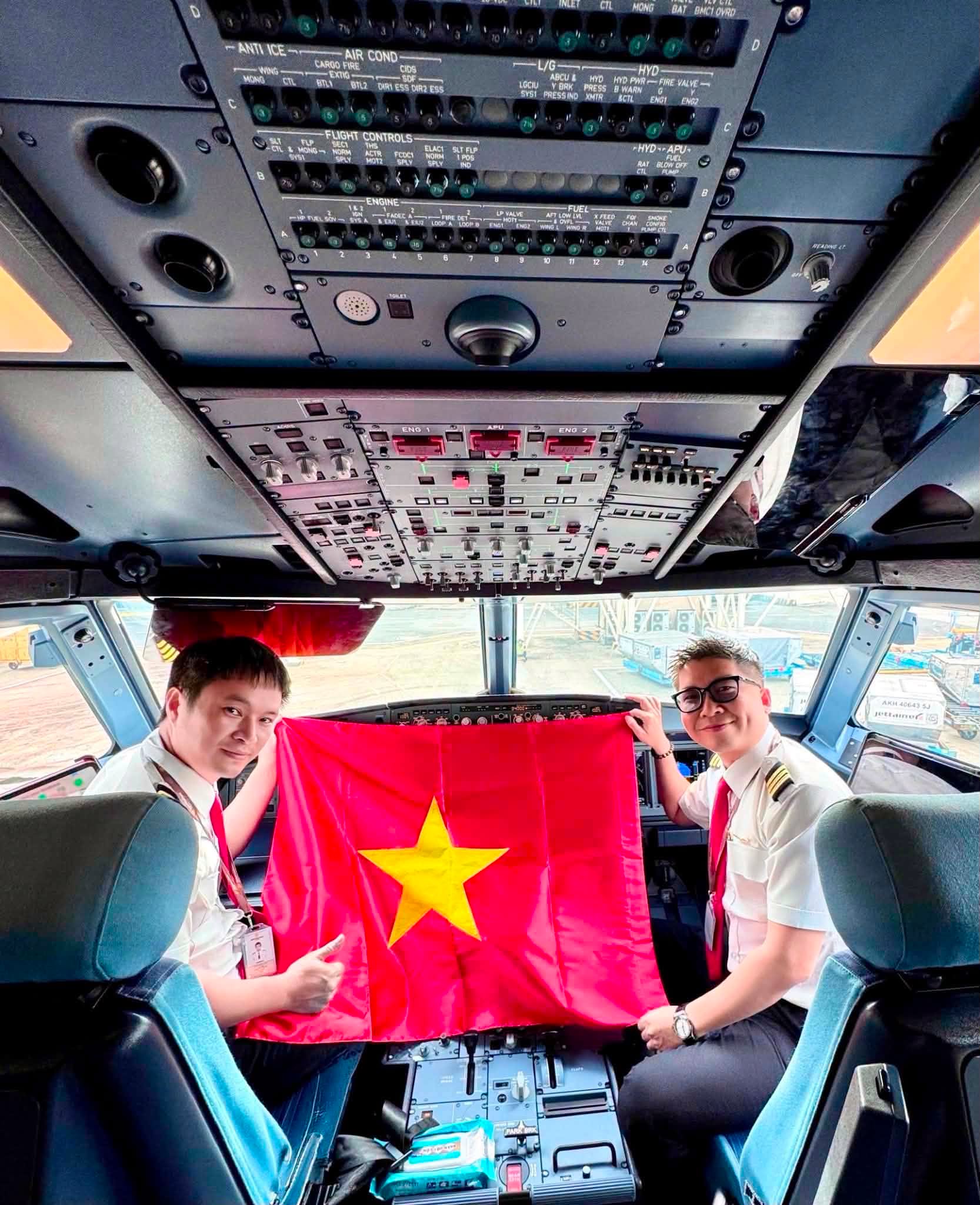 Dịp 2/9, các hãng hàng không “chiều” khách thế nào: Làm vé cờ đỏ sao vàng, cho tiếp viên mặc trang phục theo chủ đề, giảm đúng 29% giá vé