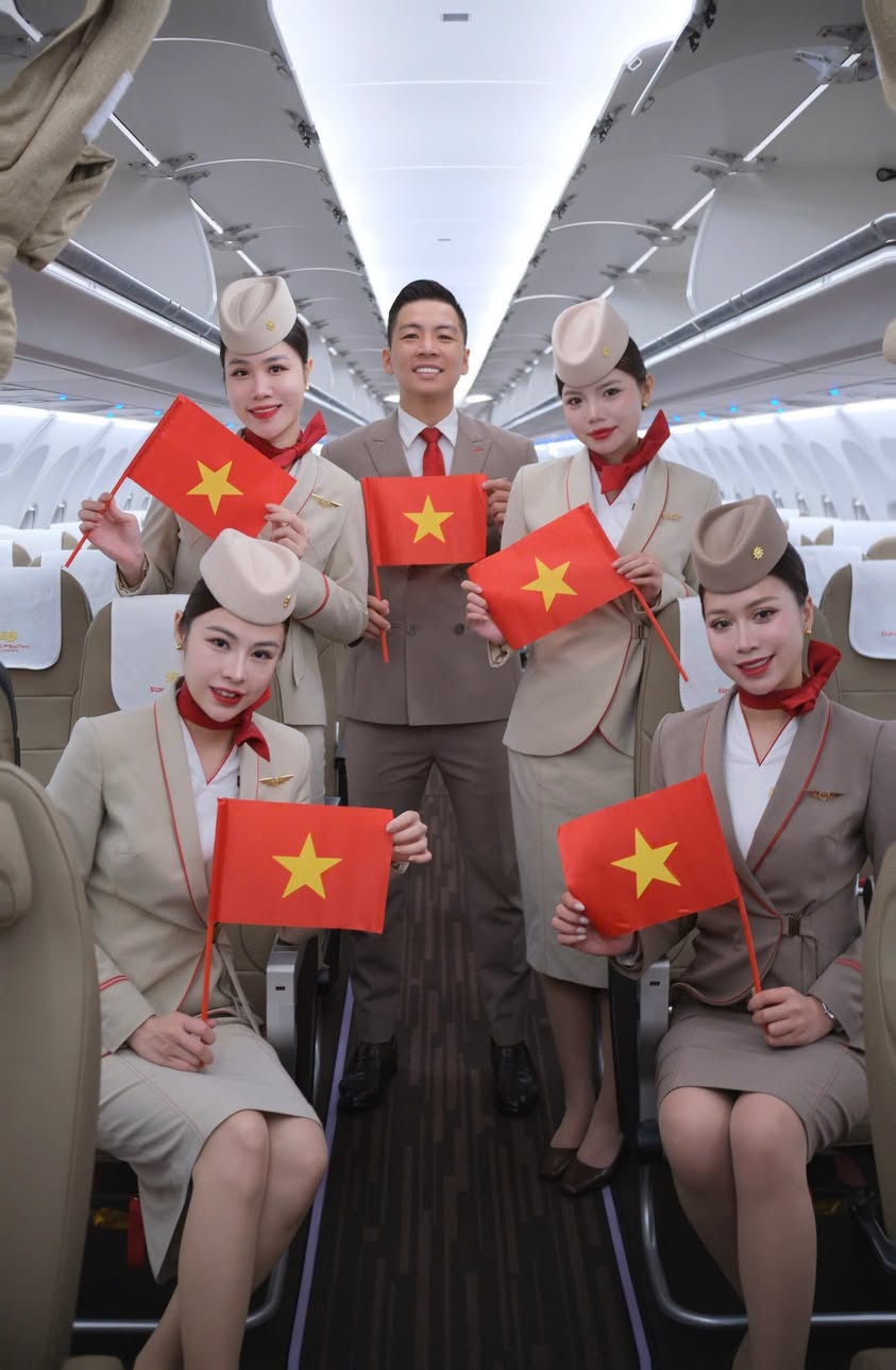 Dịp 2/9, các hãng hàng không “chiều” khách thế nào: Làm vé cờ đỏ sao vàng, cho tiếp viên mặc trang phục theo chủ đề, giảm đúng 29% giá vé