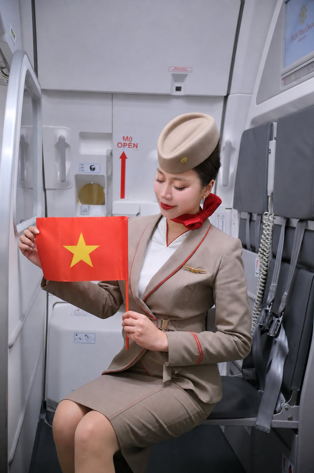 Dịp 2/9, các hãng hàng không “chiều” khách thế nào: Làm vé cờ đỏ sao vàng, cho tiếp viên mặc trang phục theo chủ đề, giảm đúng 29% giá vé
