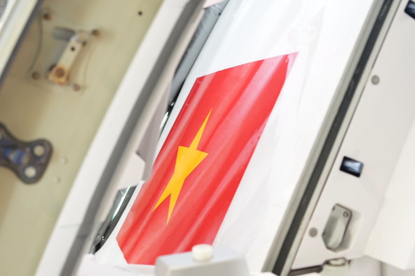 Dịp 2/9, các hãng hàng không “chiều” khách thế nào: Làm vé cờ đỏ sao vàng, cho tiếp viên mặc trang phục theo chủ đề, giảm đúng 29% giá vé