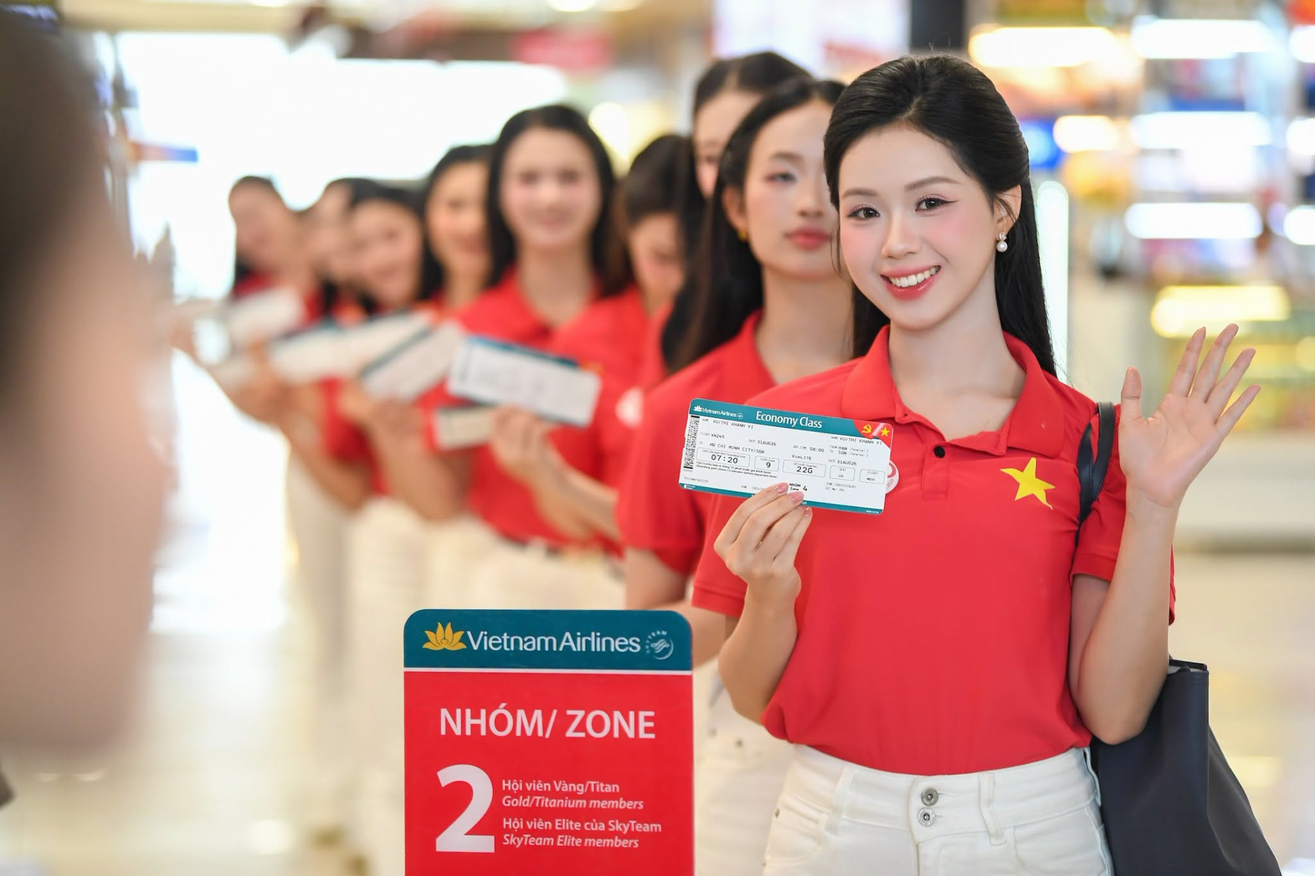 Dịp 2/9, các hãng hàng không “chiều” khách thế nào: Làm vé cờ đỏ sao vàng, cho tiếp viên mặc trang phục theo chủ đề, giảm đúng 29% giá vé