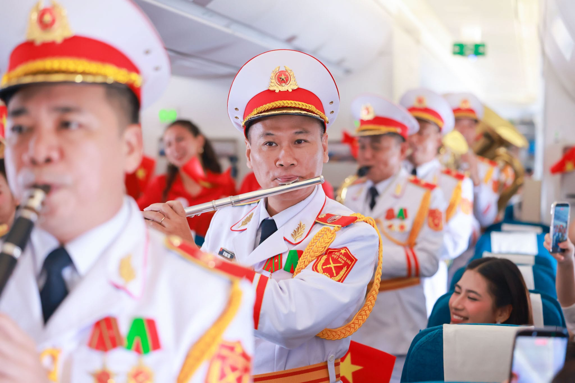 Các cán bộ, chiến sĩ Đoàn Nghi lễ Quân đội biểu diễn bằng nhạc cụ ngay trên khoang máy bay.