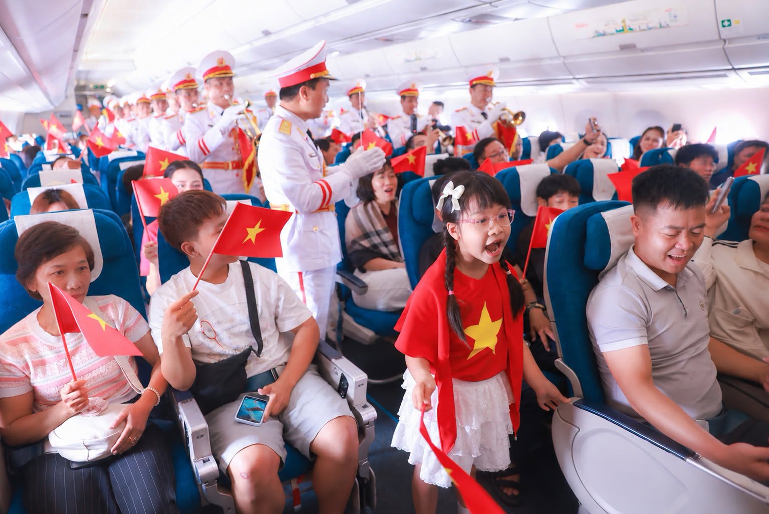 Bé Diệp An bất chợt hát theo tiếng nhạc của Đoàn Nghi lễ Quân đội.