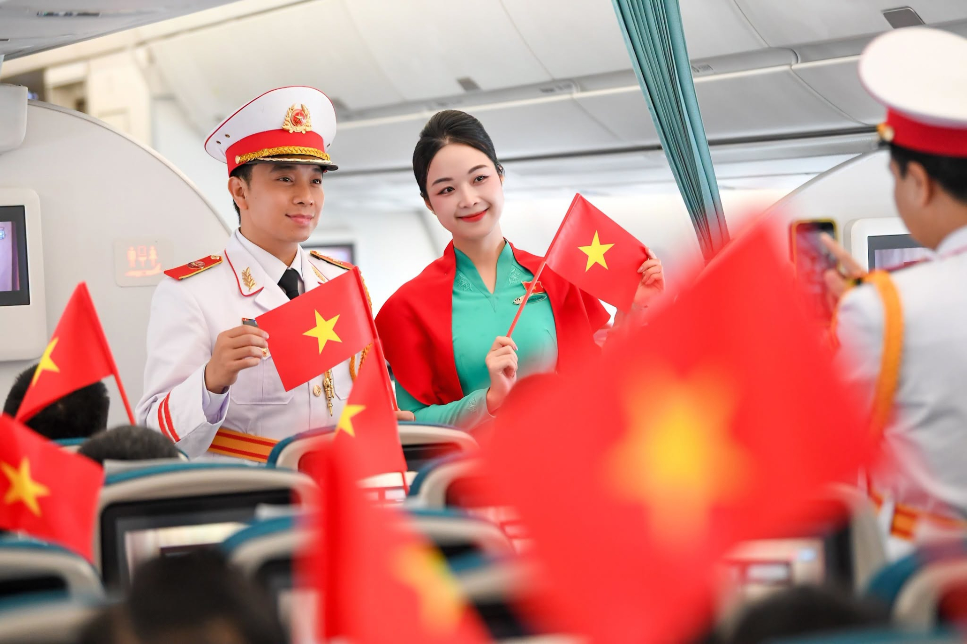 Dịp 2/9, các hãng hàng không “chiều” khách thế nào: Làm vé cờ đỏ sao vàng, cho tiếp viên mặc trang phục theo chủ đề, giảm đúng 29% giá vé