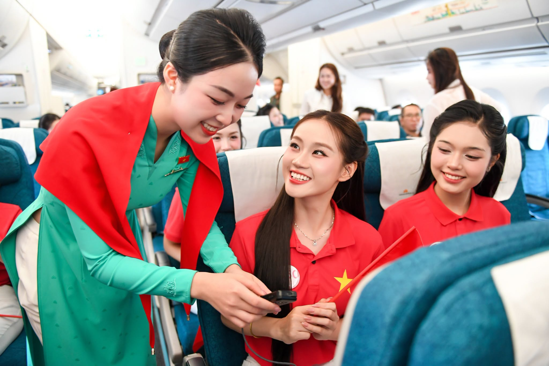 Dịp 2/9, các hãng hàng không “chiều” khách thế nào: Làm vé cờ đỏ sao vàng, cho tiếp viên mặc trang phục theo chủ đề, giảm đúng 29% giá vé