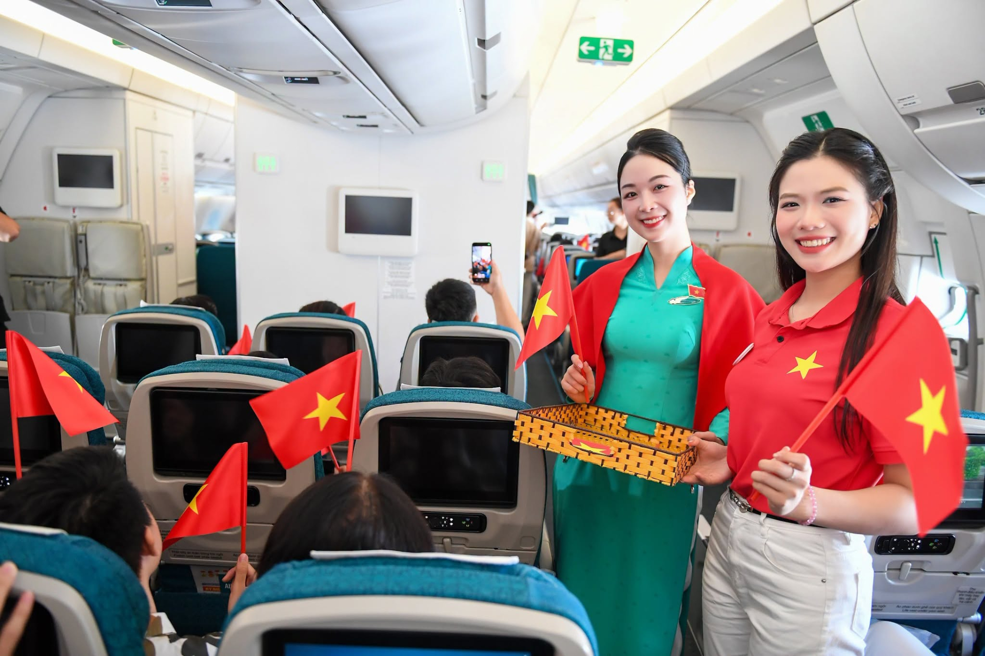 Dịp 2/9, các hãng hàng không “chiều” khách thế nào: Làm vé cờ đỏ sao vàng, cho tiếp viên mặc trang phục theo chủ đề, giảm đúng 29% giá vé