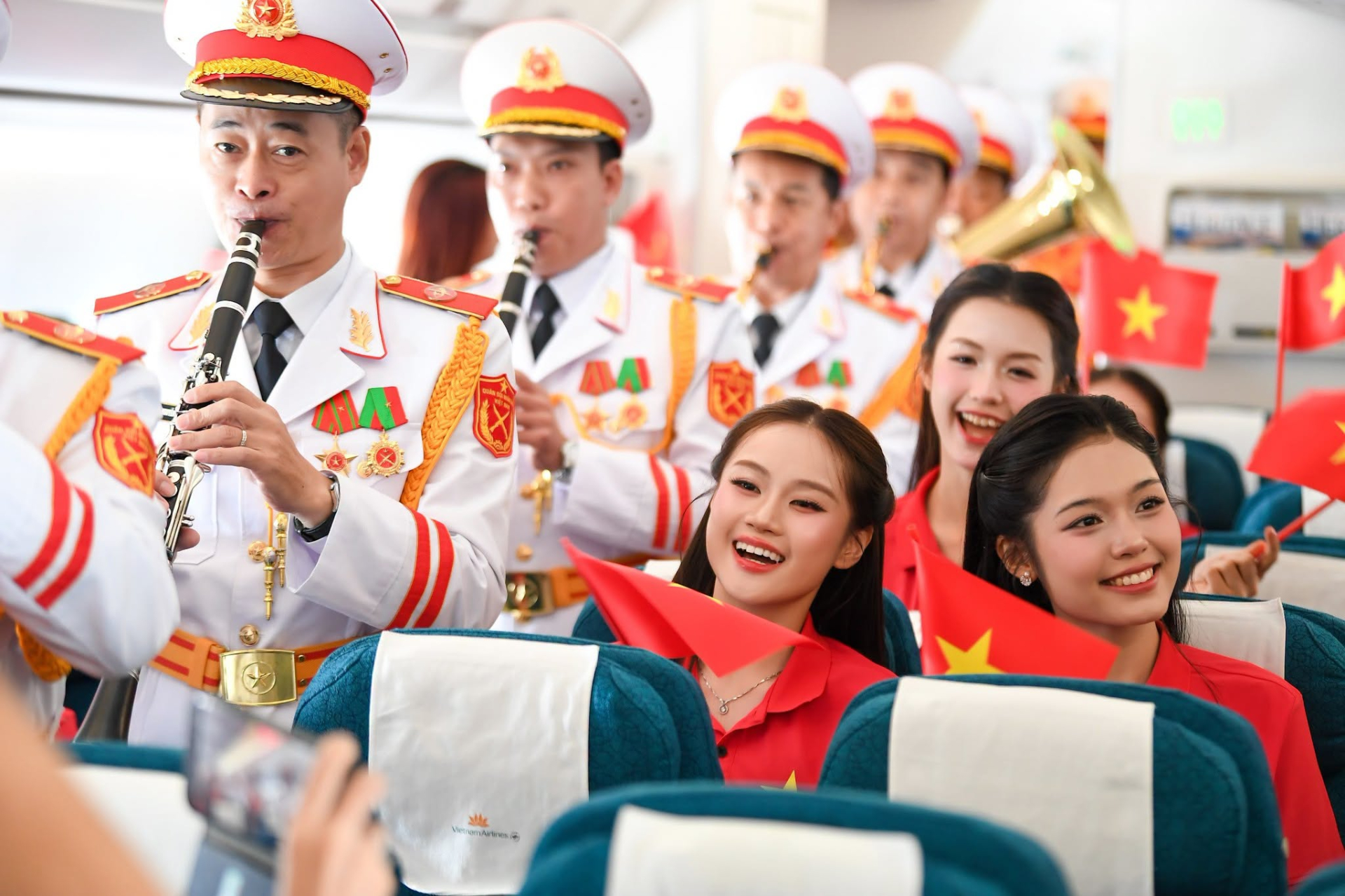 Dịp 2/9, các hãng hàng không “chiều” khách thế nào: Làm vé cờ đỏ sao vàng, cho tiếp viên mặc trang phục theo chủ đề, giảm đúng 29% giá vé