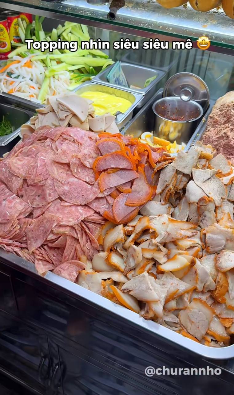 Xe bánh mì không chỉ có phá lấu mà còn kết hợp nhiều loại topping như thịt heo, thịt nguội, chả lụa, xá xíu, trứng, pate, bơ, dưa chuột, rau củ muối và rau thơm. Nguồn: churannho