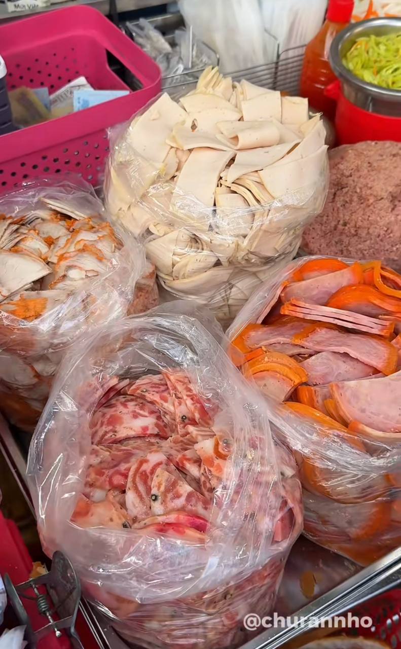 Bánh mì phá lấu Xóm Chiếu nổi tiếng TP.HCM nhờ anh chủ đeo vàng trĩu cổ, ổ hơn 300g mà giá chỉ 25.000 đồng