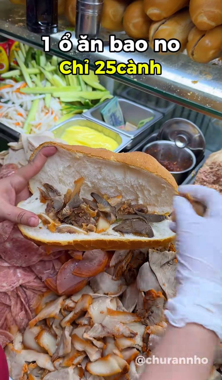 Một ổ bánh mì chỉ từ 20 - 25.000 đồng nhưng đầy đặn các loại nhân