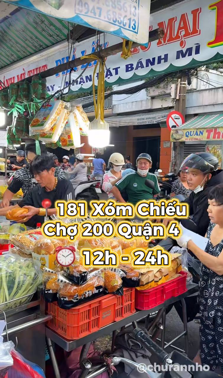 Bánh mì phá lấu Xóm Chiếu nổi tiếng TP.HCM nhờ anh chủ đeo vàng trĩu cổ, ổ hơn 300g mà giá chỉ 25.000 đồng
