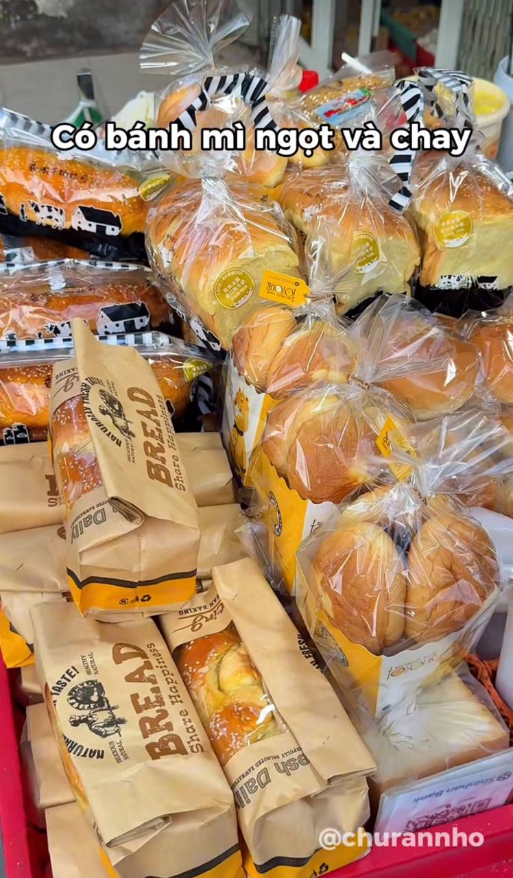 Bánh mì phá lấu Xóm Chiếu nổi tiếng TP.HCM nhờ anh chủ đeo vàng trĩu cổ, ổ hơn 300g mà giá chỉ 25.000 đồng