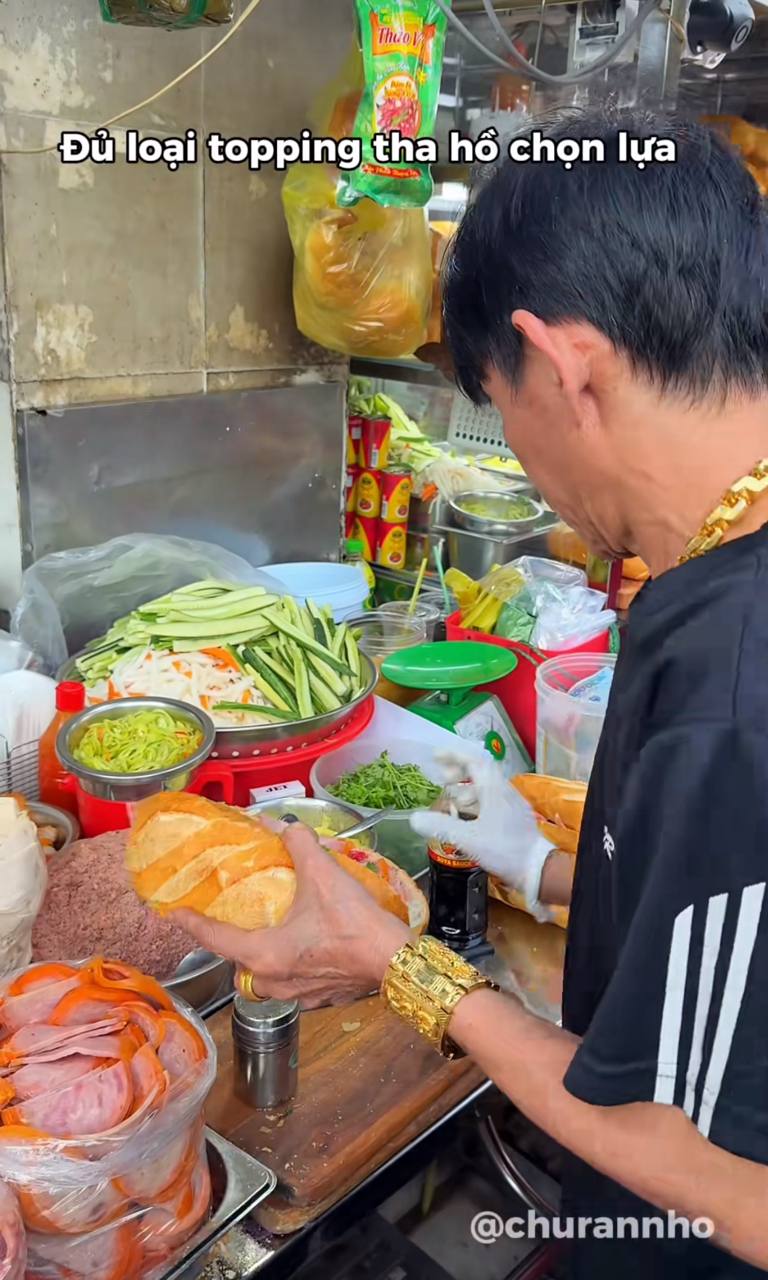 Bánh mì phá lấu Xóm Chiếu nổi tiếng TP.HCM nhờ anh chủ đeo vàng trĩu cổ, ổ hơn 300g mà giá chỉ 25.000 đồng