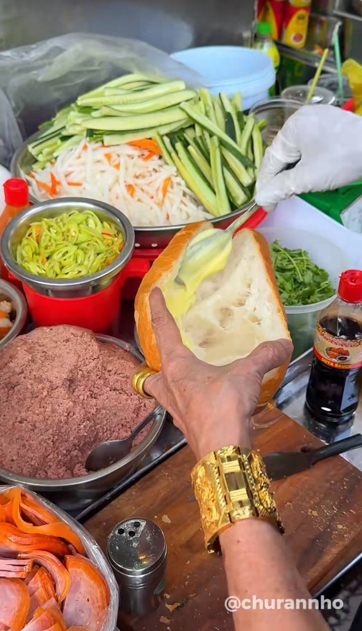 Bánh mì phá lấu Xóm Chiếu nổi tiếng TP.HCM nhờ anh chủ đeo vàng trĩu cổ, ổ hơn 300g mà giá chỉ 25.000 đồng