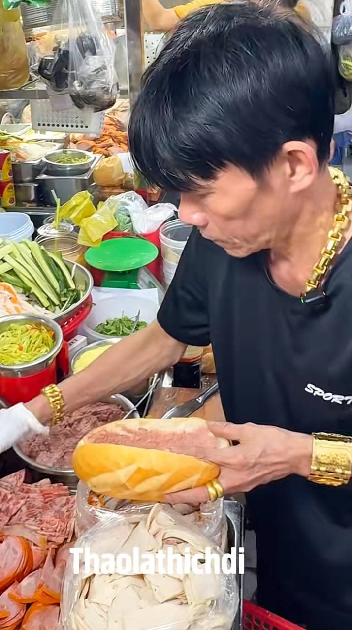 Một sợi dây chuyền vàng bản lớn, những chiếc lắc tay dày dặn cùng nhiều nhẫn vàng cỡ lớn khiến hai bàn tay của anh gần như lúc nào cũng lấp lánh. Nguồn: Thảo La thích đi