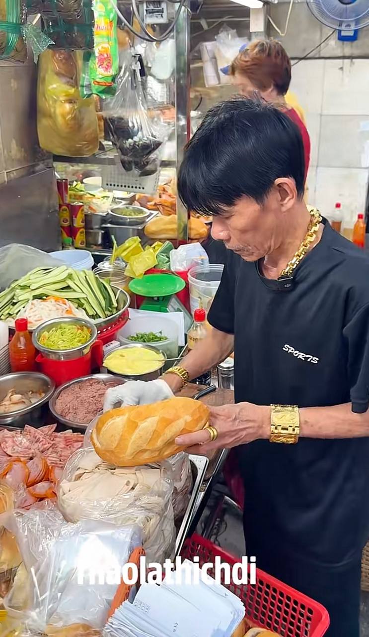 Diện mạo của anh chủ quán bánh mì phá lấu tại Chợ 200, Xóm Chiếu gây chú ý