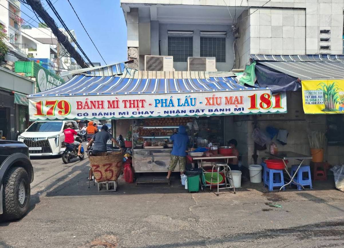 Bánh mì phá lấu Xóm Chiếu nổi tiếng TP.HCM nhờ anh chủ đeo vàng trĩu cổ, ổ hơn 300g mà giá chỉ 25.000 đồng