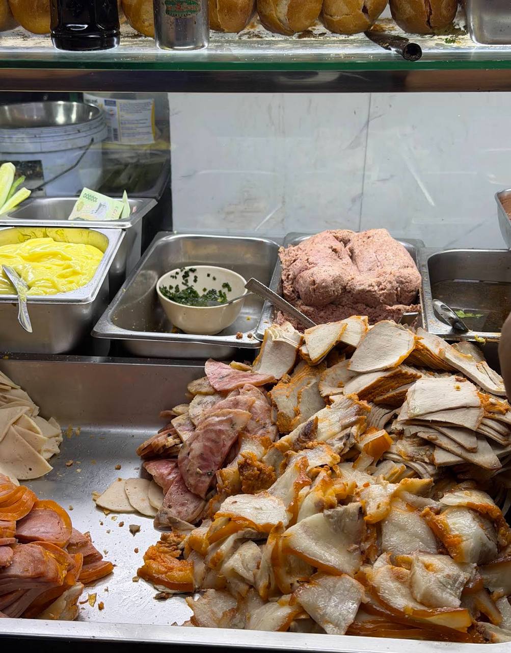 Bánh mì phá lấu Xóm Chiếu nổi tiếng TP.HCM nhờ anh chủ đeo vàng trĩu cổ, ổ hơn 300g mà giá chỉ 25.000 đồng