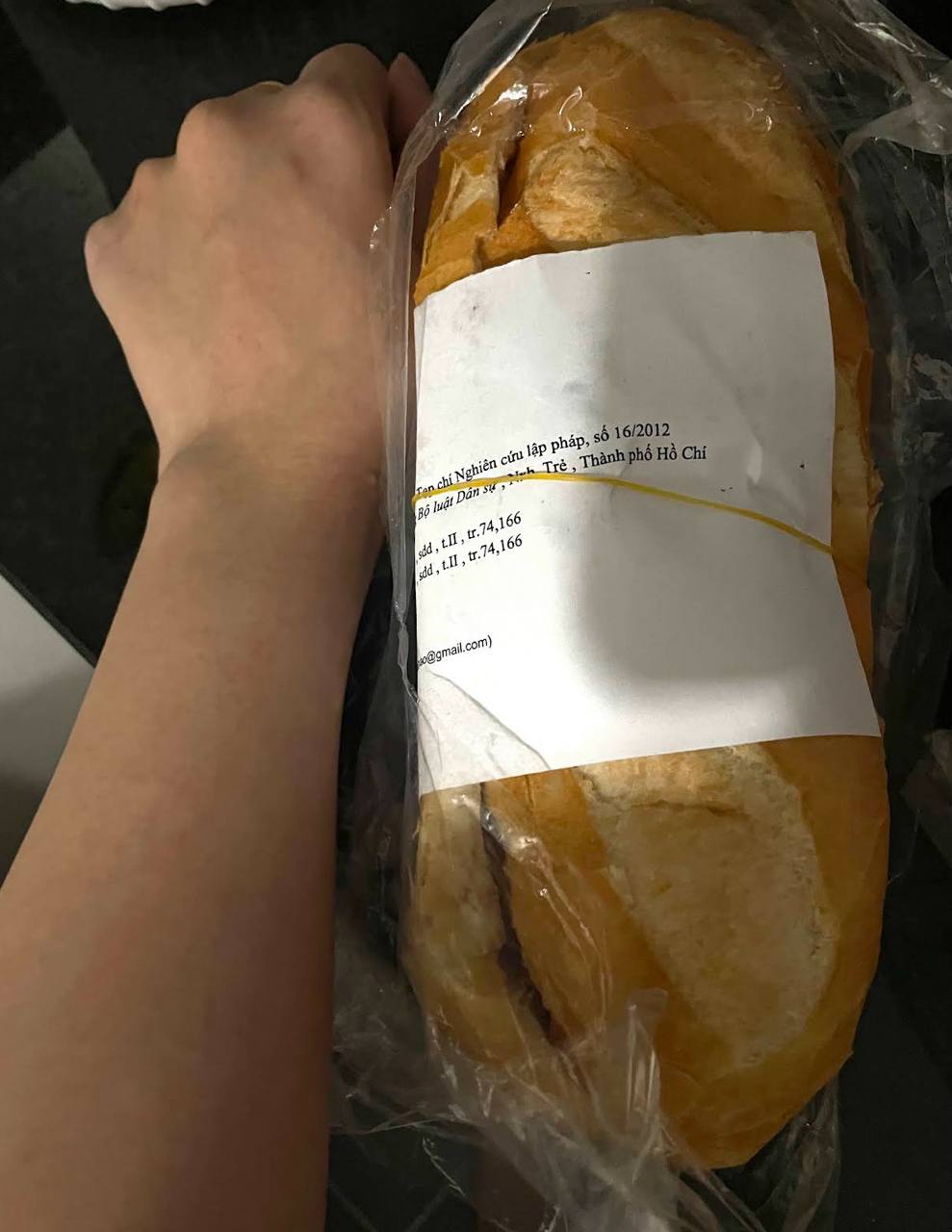 Bánh mì phá lấu Xóm Chiếu nổi tiếng TP.HCM nhờ anh chủ đeo vàng trĩu cổ, ổ hơn 300g mà giá chỉ 25.000 đồng