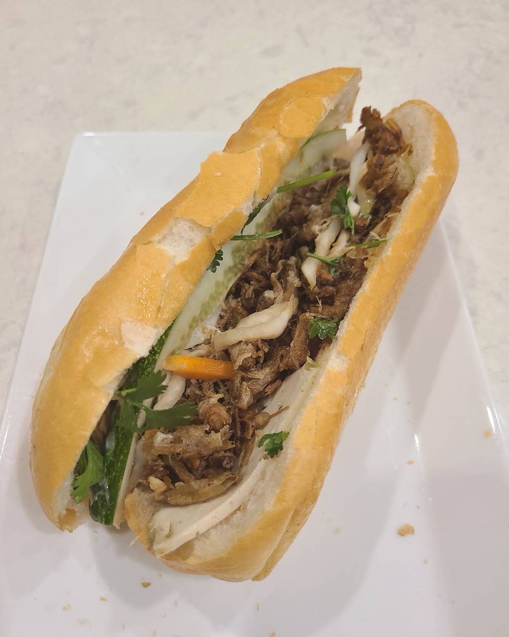 Bánh mì phá lấu Xóm Chiếu nổi tiếng TP.HCM nhờ anh chủ đeo vàng trĩu cổ, ổ hơn 300g mà giá chỉ 25.000 đồng
