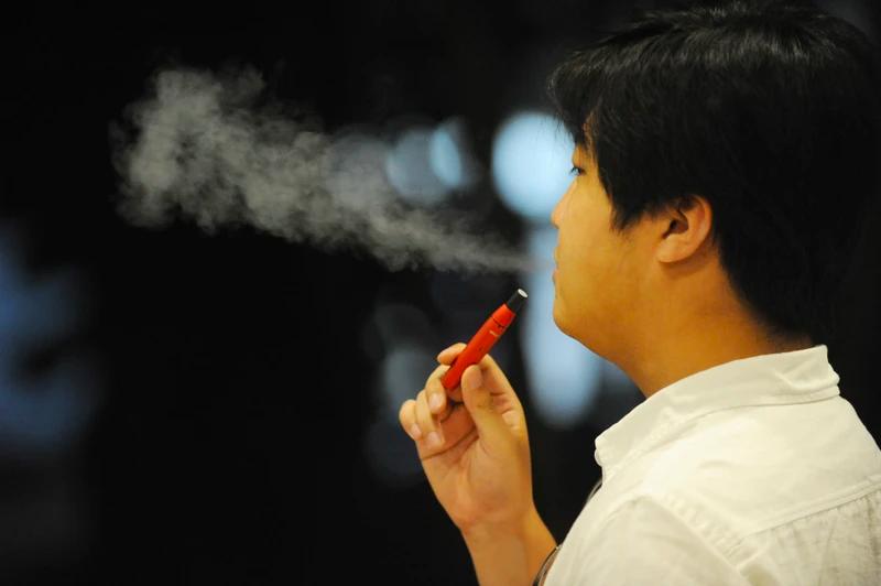 DU khách quốc tế là tuyệt đối không mang theo hoặc sử dụng thuốc lá điện tử trong suốt thời gian lưu trú. Ảnh minh hoạ