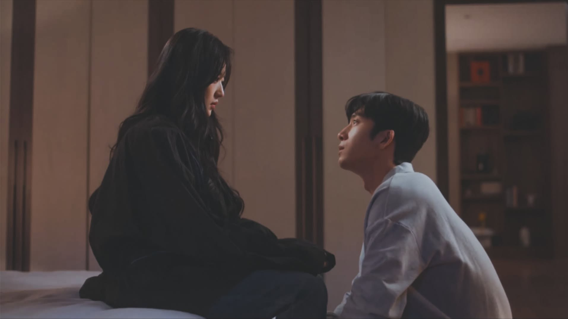 Ban ngày, họ là cấp trên và cấp dưới, giữ khoảng cách rõ ràng ở công ty. Ban đêm, họ lại trở thành người yêu.