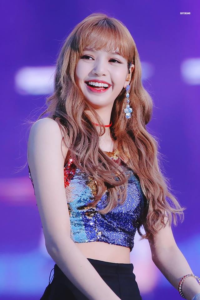 Lisa rời gia đình từ năm 14 tuổi để sang Hàn Quốc theo đuổi con đường trở thành thực tập sinh Kpop