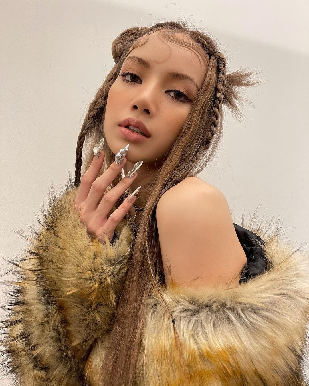 Từ một idol ngoại quốc của YG Entertainment, Lisa cùng BLACKPINK vươn lên vị trí hàng đầu thế giới