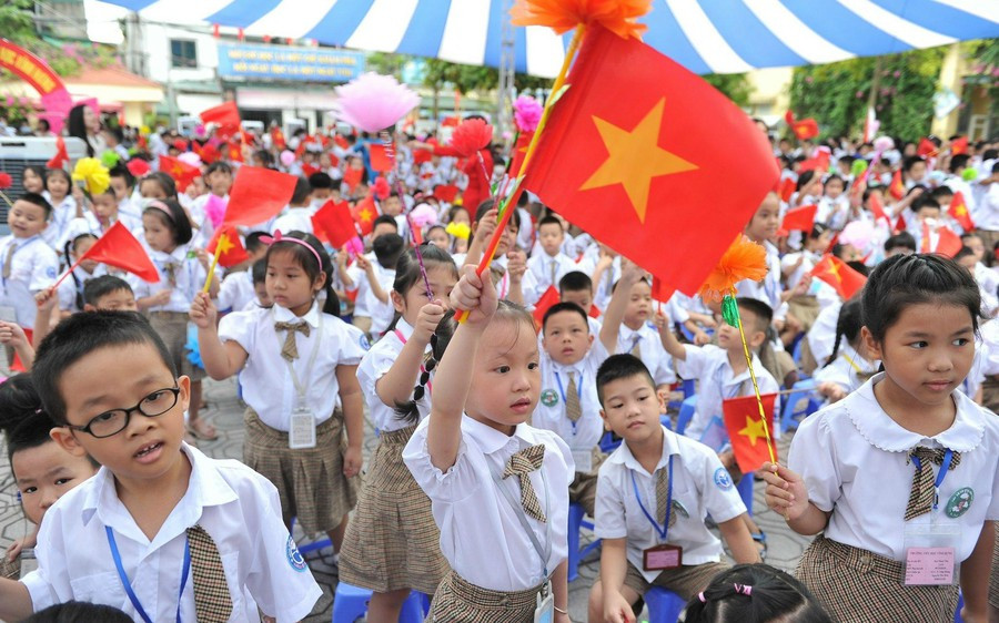 Việc tổ chức đồng loạt Lễ khai giảng năm học 2026-2027 trên toàn quốc nhằm tạo không khí vui tươi, phấn khởi