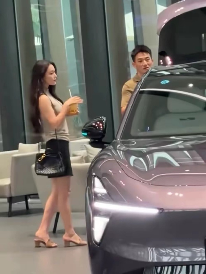 Đi xem xe cùng chồng, nữ diễn viên lựa chọn phong cách khá đơn giản với áo ba lỗ phối cùng chân váy siêu ngắn, khoe đôi chân dài. Mái tóc xoăn sóng lớn buông xõa càng tôn lên vẻ nữ tính, quyến rũ của người đẹp. Ảnh: Sina.