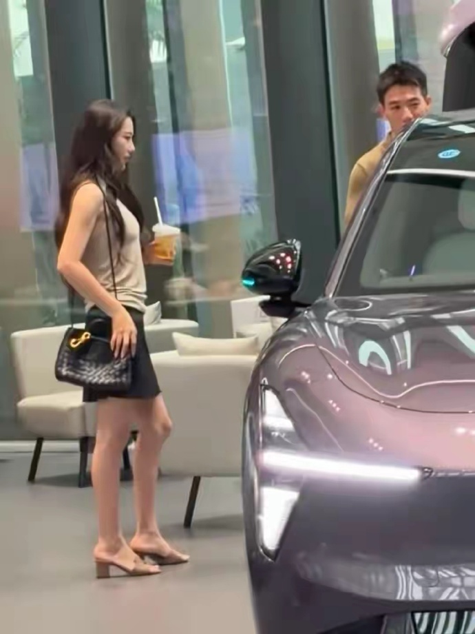Trương Hinh Dư ăn diện không quá cầu kỳ khi xuống phố, nhưng thực tế set đồ của cô có giá không hề rẻ. Chiếc túi hiệu của nữ diễn viên có giá 41.000 NDT (khoảng 150 triệu VNĐ), còn đôi guốc là 7.500 NDT (khoảng 27,5 triệu VNĐ). Ảnh: Sina.