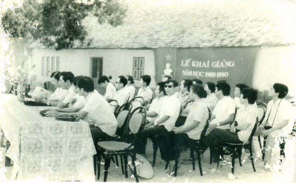 Thầy cô trong Lễ khai giảng năm học 1989 - 1990, Trường THPT Hàn Thuyên, Bắc Ninh