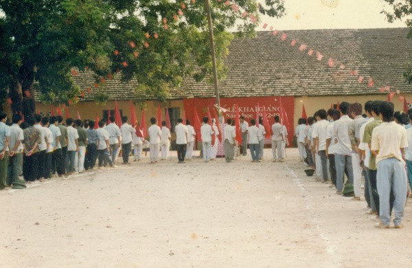 Quang cảnh Lễ khai giảng năm học 1992 - 1993, Trường THPT Hàn Thuyên, Bắc Ninh. Ngôi trường cấp 4 với mái ngói đỏ, bám đầy rêu, tường sơn màu vàng là 1 phần ký ức rất đẹp của học sinh 7x, 8x