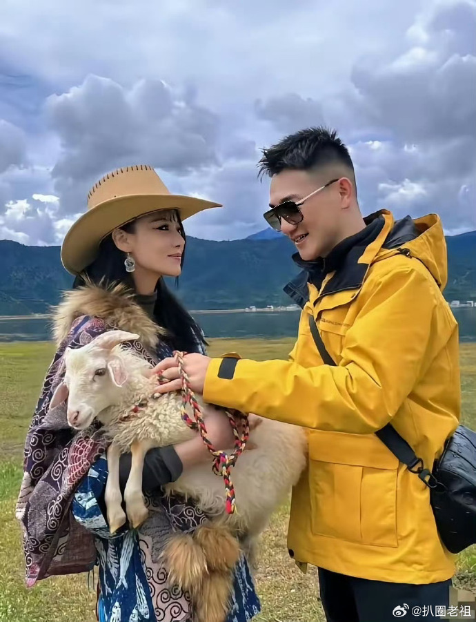 Minh tinh Cbiz và chồng sĩ quan đặc công có hôn nhân ngọt ngào, viên mãn. Ảnh: Sina.